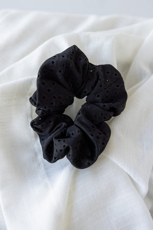 EYELET LACE SCRUNCHIE IN BLACK