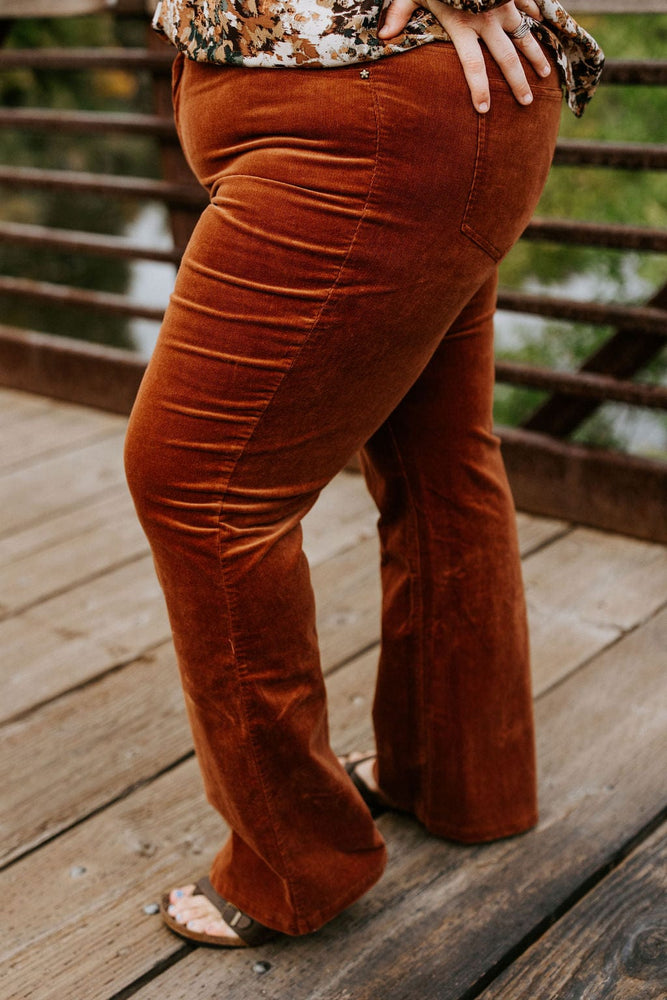 STRETCHY CORDUROY FLARE IN PENNY