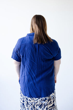 TEXTURED SHORT SLEEVE BUTTON-UP IN SPACE BLUE