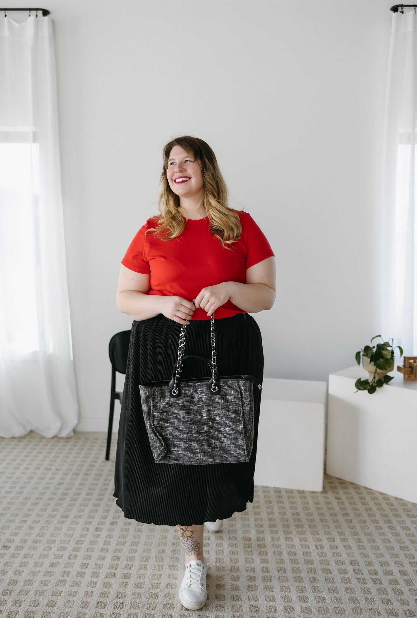 Elevate your style with the Tweed Chain Tote Bag, the perfect blend of sophistication and practicality. Featuring elegant chain handles and a timeless tweed design, this tote is a must-have for those who appreciate both fashion and function. Whether you're heading to the office, brunch, or a casual day out, it offers ample space for all your essentials while adding a chic touch to any outfit.