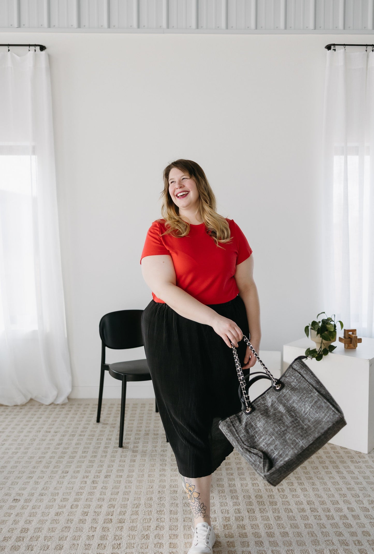 Elevate your style with the Tweed Chain Tote Bag, the perfect blend of sophistication and practicality. Featuring elegant chain handles and a timeless tweed design, this tote is a must-have for those who appreciate both fashion and function. Whether you're heading to the office, brunch, or a casual day out, it offers ample space for all your essentials while adding a chic touch to any outfit.