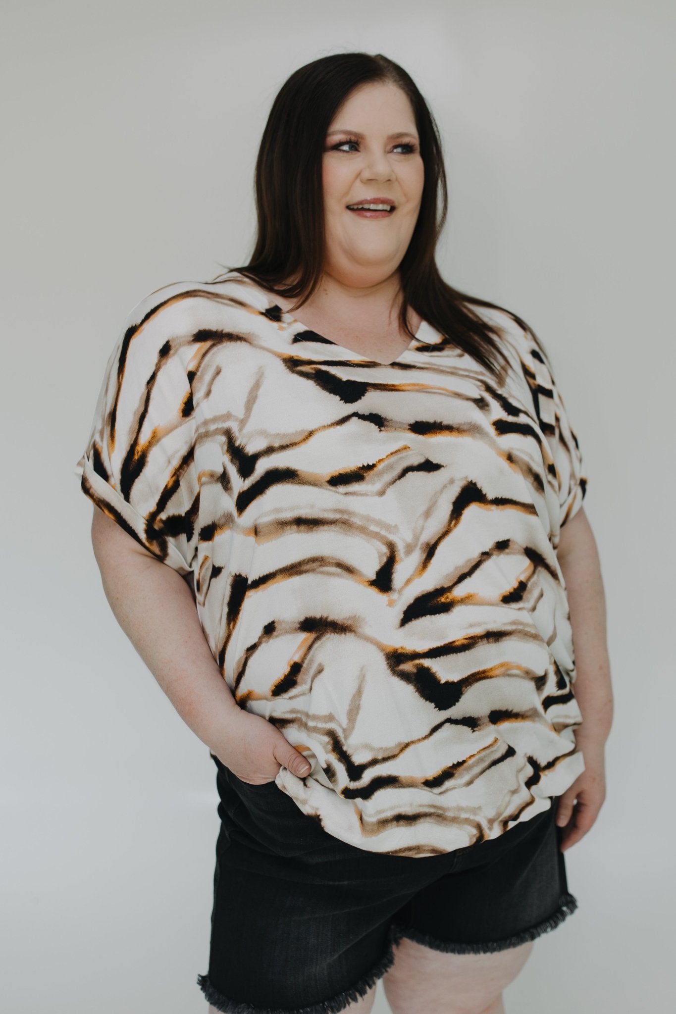 ABSTRACT PRINT TEE WITH BANDED HEM - Love Marlow