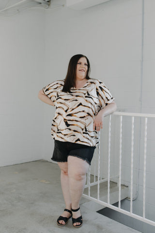 ABSTRACT PRINT TEE WITH BANDED HEM - Love Marlow