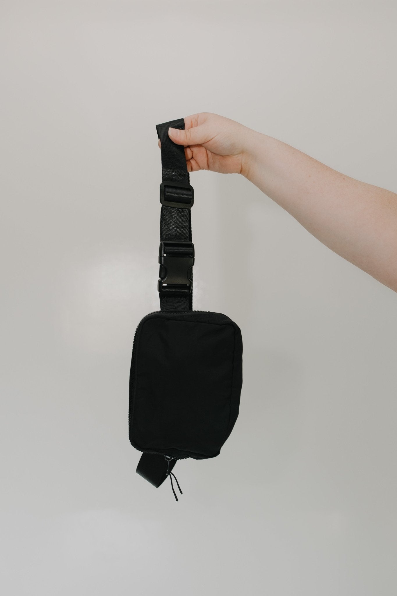 BLACK NYLON BUM BAG WITH ADJUSTABLE BUCKLE STRAP LIGHTWEIGHT HANDS - FREE BUM BAG WITH ZIPPERED POCKETS - Love Marlow