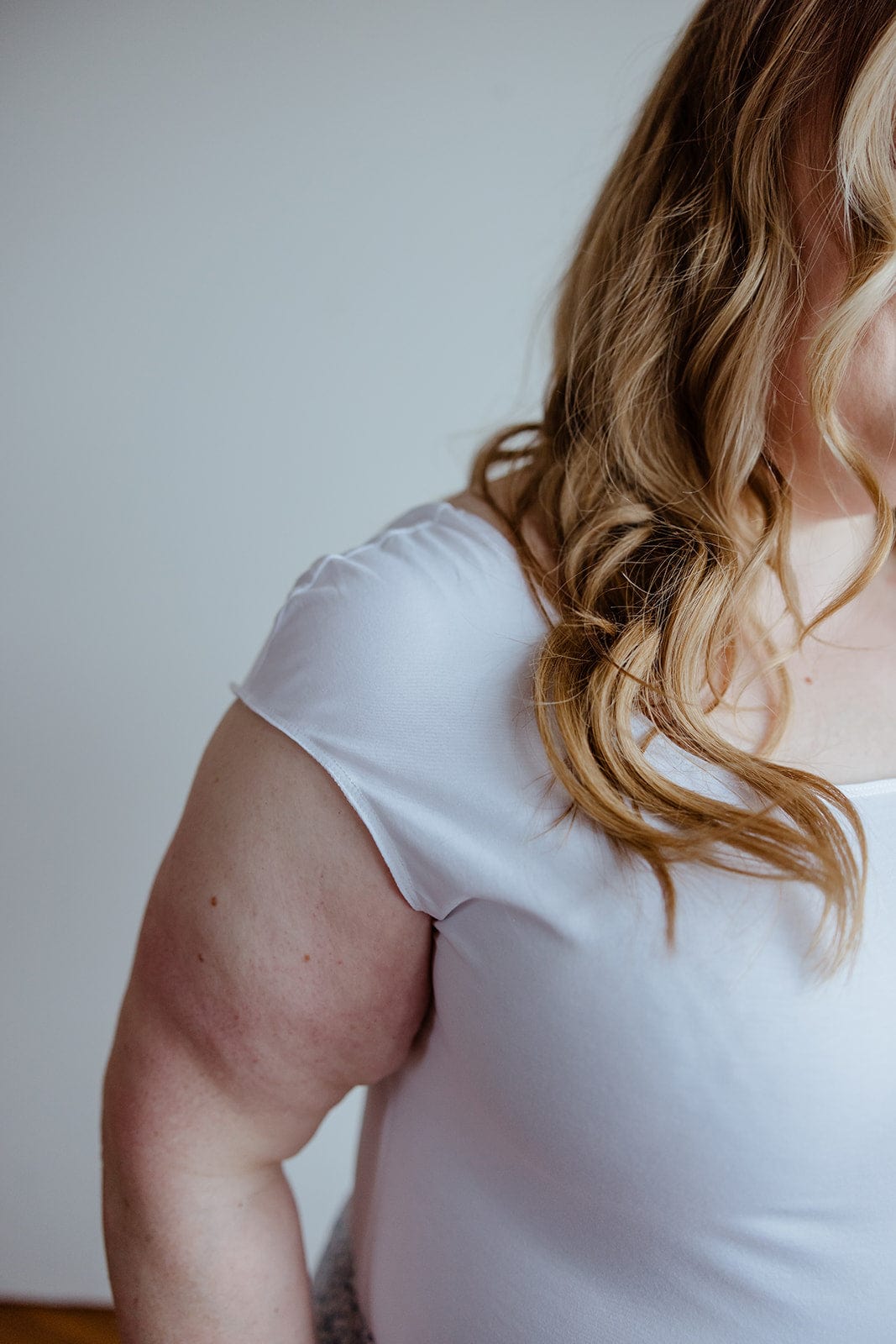 CAP SLEEVED BODYSUIT IN WHITE - Love Marlow