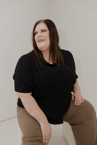 COLLARED BUTTON - UP BLOUSE WITH RUFFLE DETAIL - Love Marlow