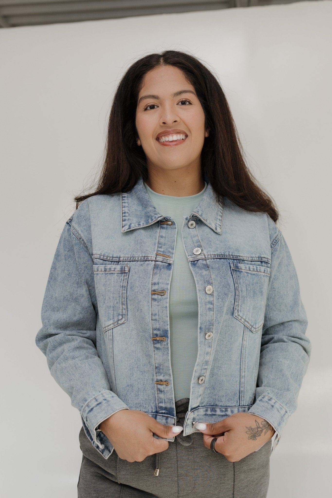 CROPPED DENIM JACKET IN LIGHT VINTAGE WASH - Love Marlow