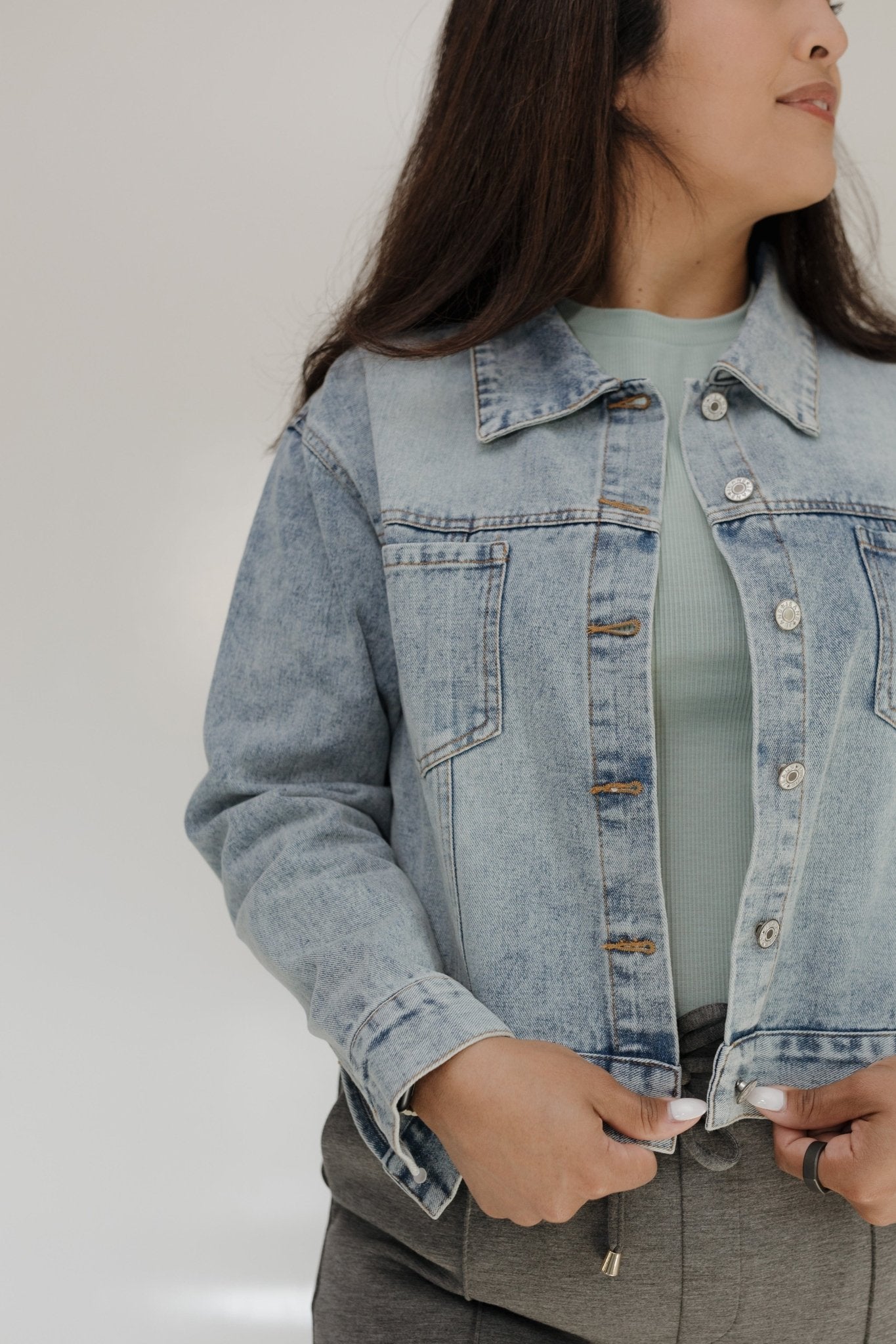 CROPPED DENIM JACKET IN LIGHT VINTAGE WASH - Love Marlow