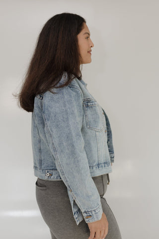 CROPPED DENIM JACKET IN LIGHT VINTAGE WASH - Love Marlow