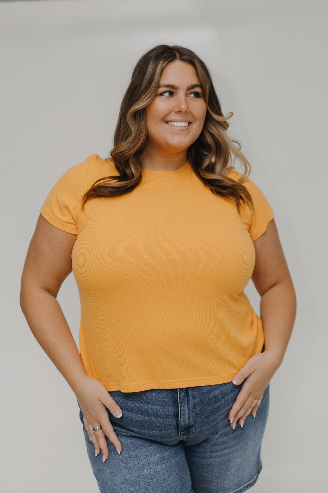 CROPPED SHORT SLEEVE RIBBED TEE IN CITRUS - Love Marlow