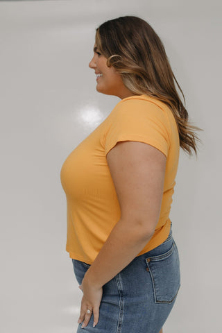 CROPPED SHORT SLEEVE RIBBED TEE IN CITRUS - Love Marlow