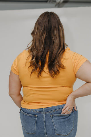 CROPPED SHORT SLEEVE RIBBED TEE IN CITRUS - Love Marlow