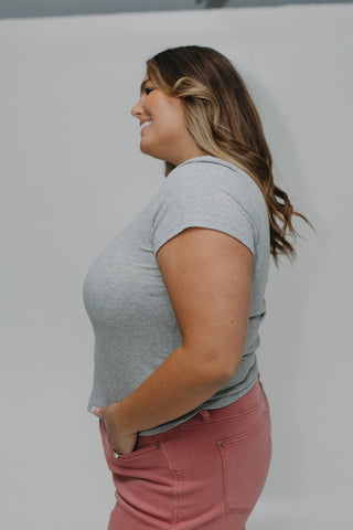 CROPPED SHORT SLEEVE RIBBED TEE IN HEATHER GREY - Love Marlow