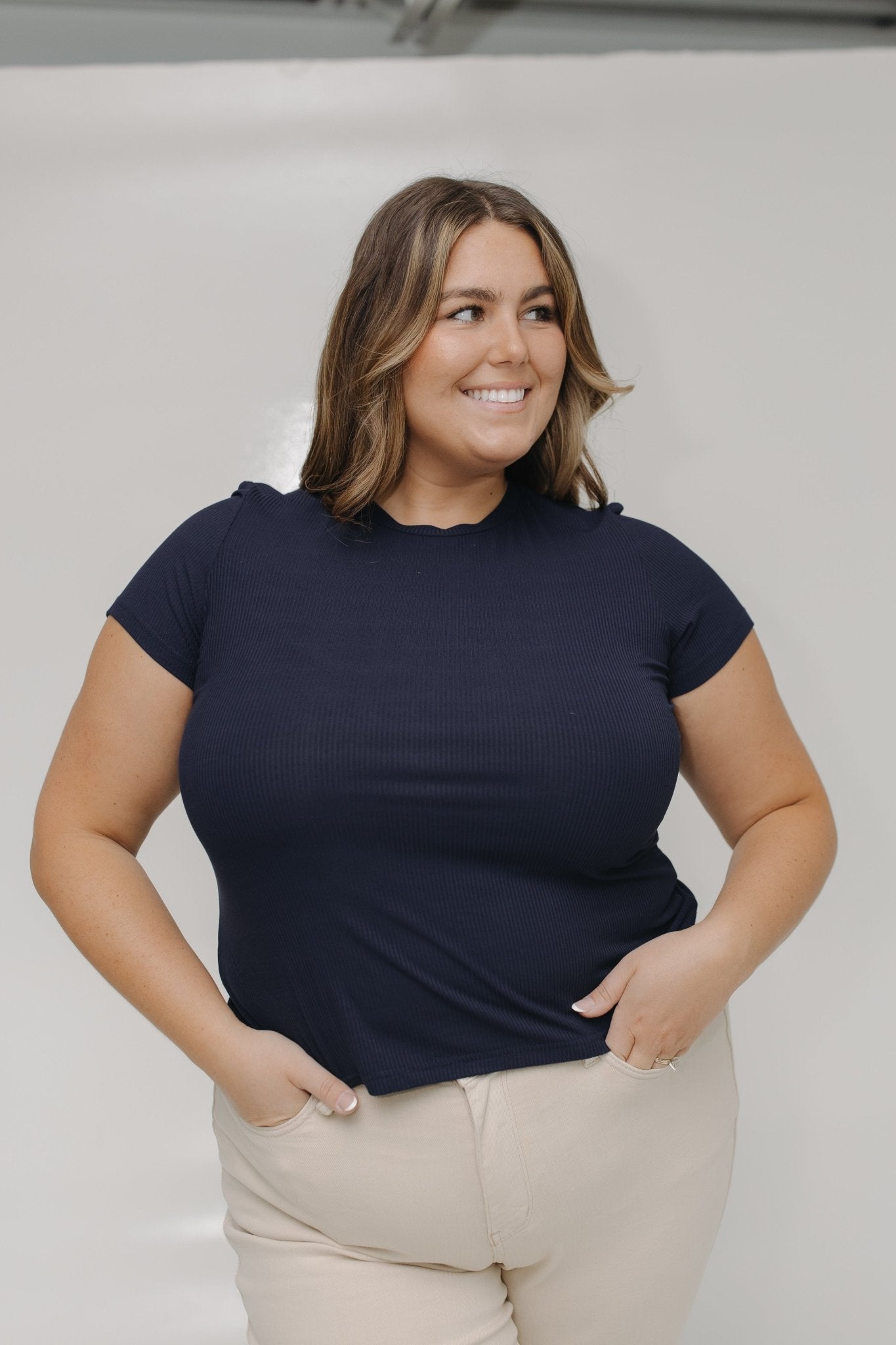 CROPPED SHORT SLEEVE RIBBED TEE IN NAVY - Love Marlow