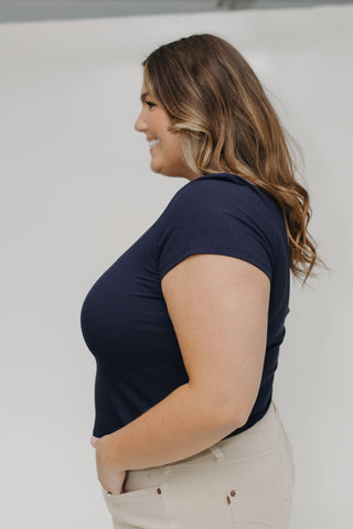 CROPPED SHORT SLEEVE RIBBED TEE IN NAVY - Love Marlow