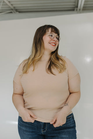 CROPPED SHORT SLEEVE RIBBED TEE IN OATMEAL - Love Marlow