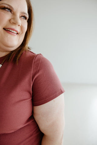 CROPPED SHORT SLEEVE RIBBED TEE IN PLUM - L - Love Marlow