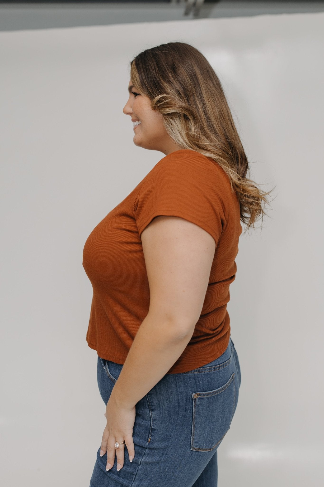 CROPPED SHORT SLEEVE RIBBED TEE IN PUMPKIN SPICE - Love Marlow
