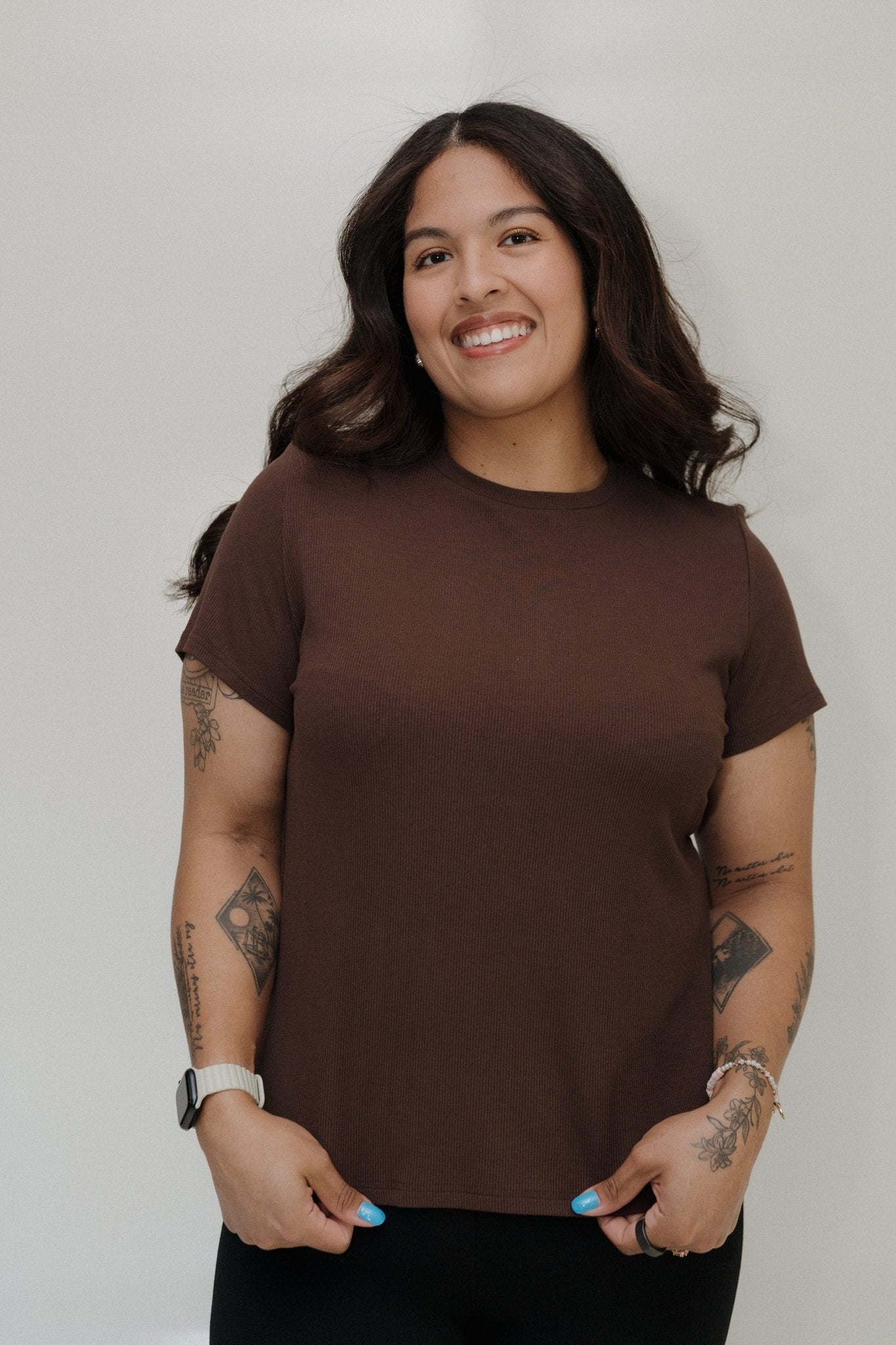 CROPPED SHORT SLEEVE RIBBED TEE IN TRUFFLE BROWN - Love Marlow