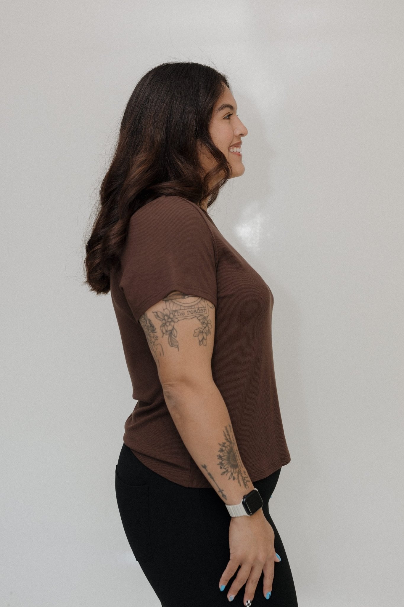 CROPPED SHORT SLEEVE RIBBED TEE IN TRUFFLE BROWN - Love Marlow