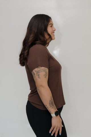 CROPPED SHORT SLEEVE RIBBED TEE IN TRUFFLE BROWN - Love Marlow