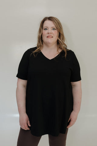 ESSENTIAL BOYFRIEND FIT V - NECK TEE IN BLACK - Love Marlow