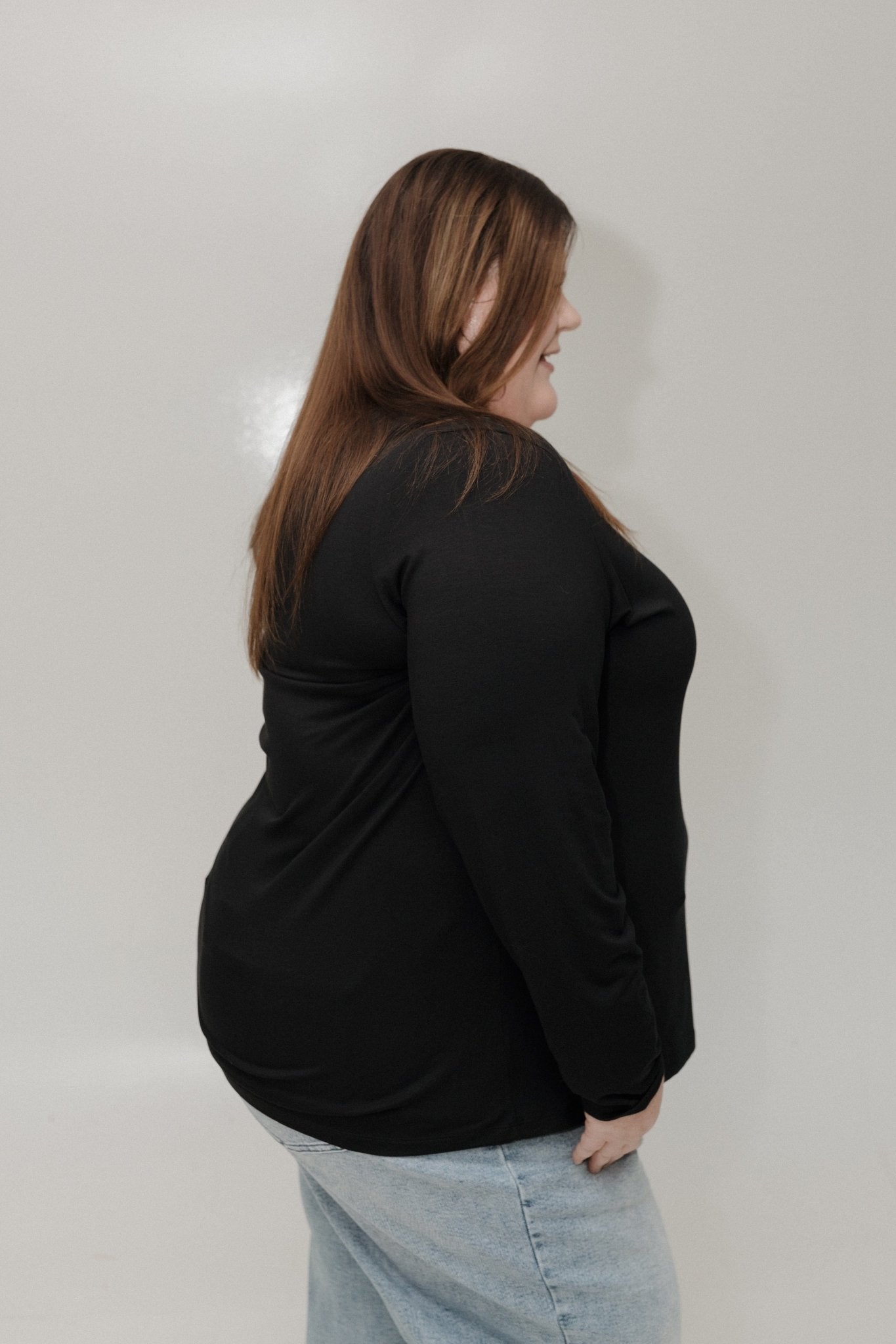 ESSENTIAL LONG SLEEVE SCOOP NECK TEE IN BLACK - Love Marlow