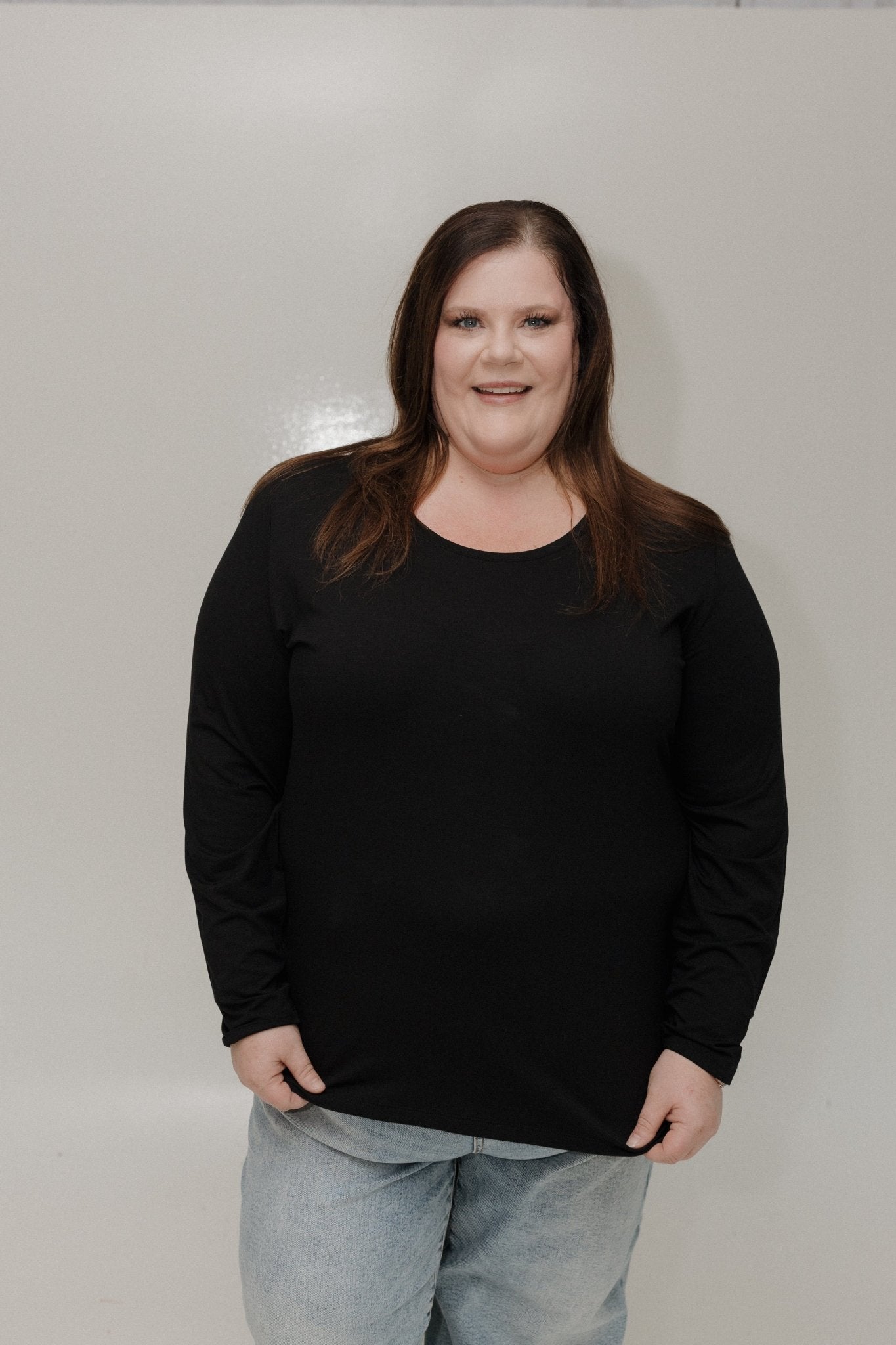 ESSENTIAL LONG SLEEVE SCOOP NECK TEE IN BLACK - Love Marlow