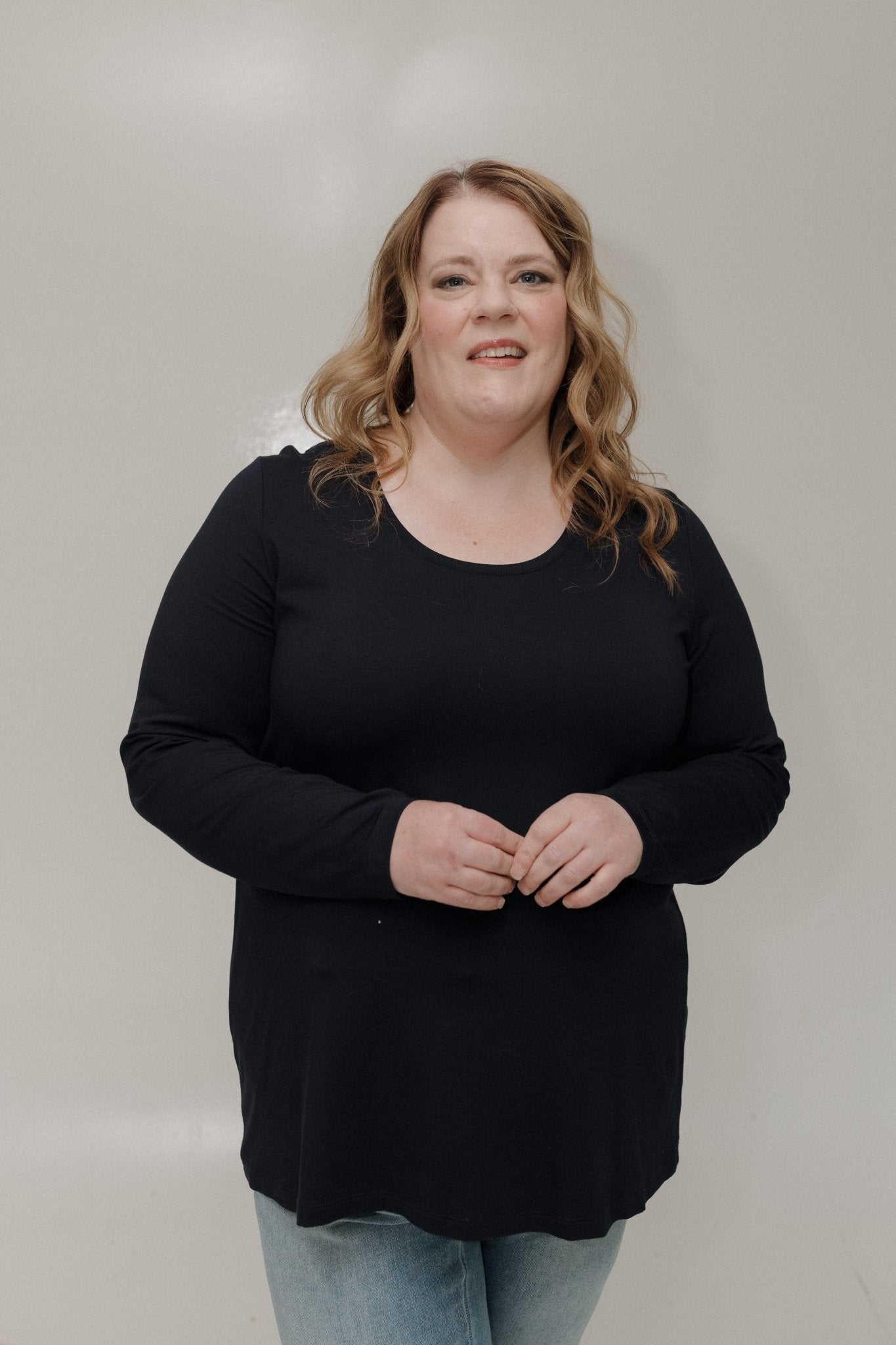 ESSENTIAL LONG SLEEVE SCOOP NECK TEE IN DEEP NAVY - Love Marlow