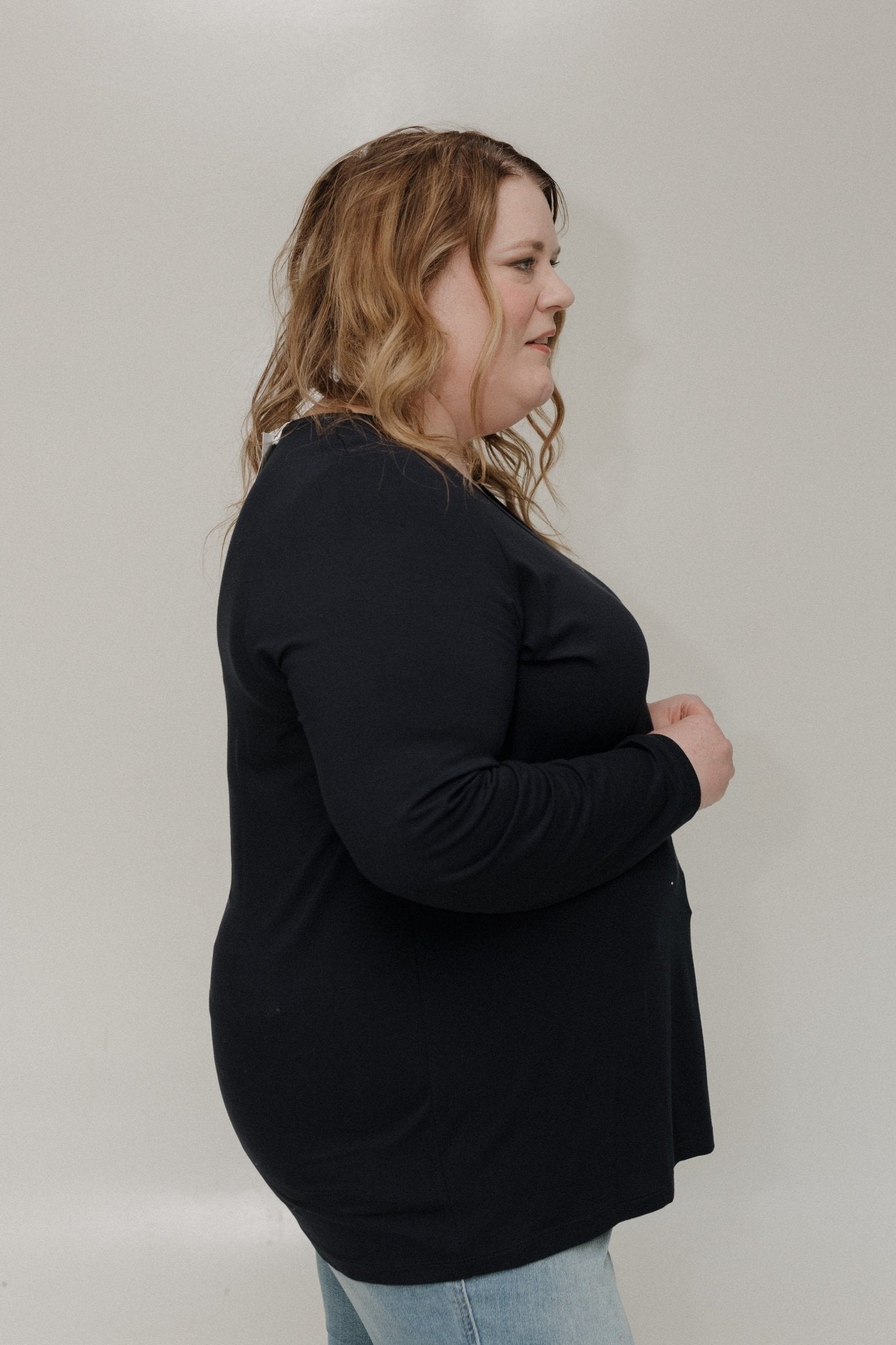 ESSENTIAL LONG SLEEVE SCOOP NECK TEE IN DEEP NAVY - Love Marlow