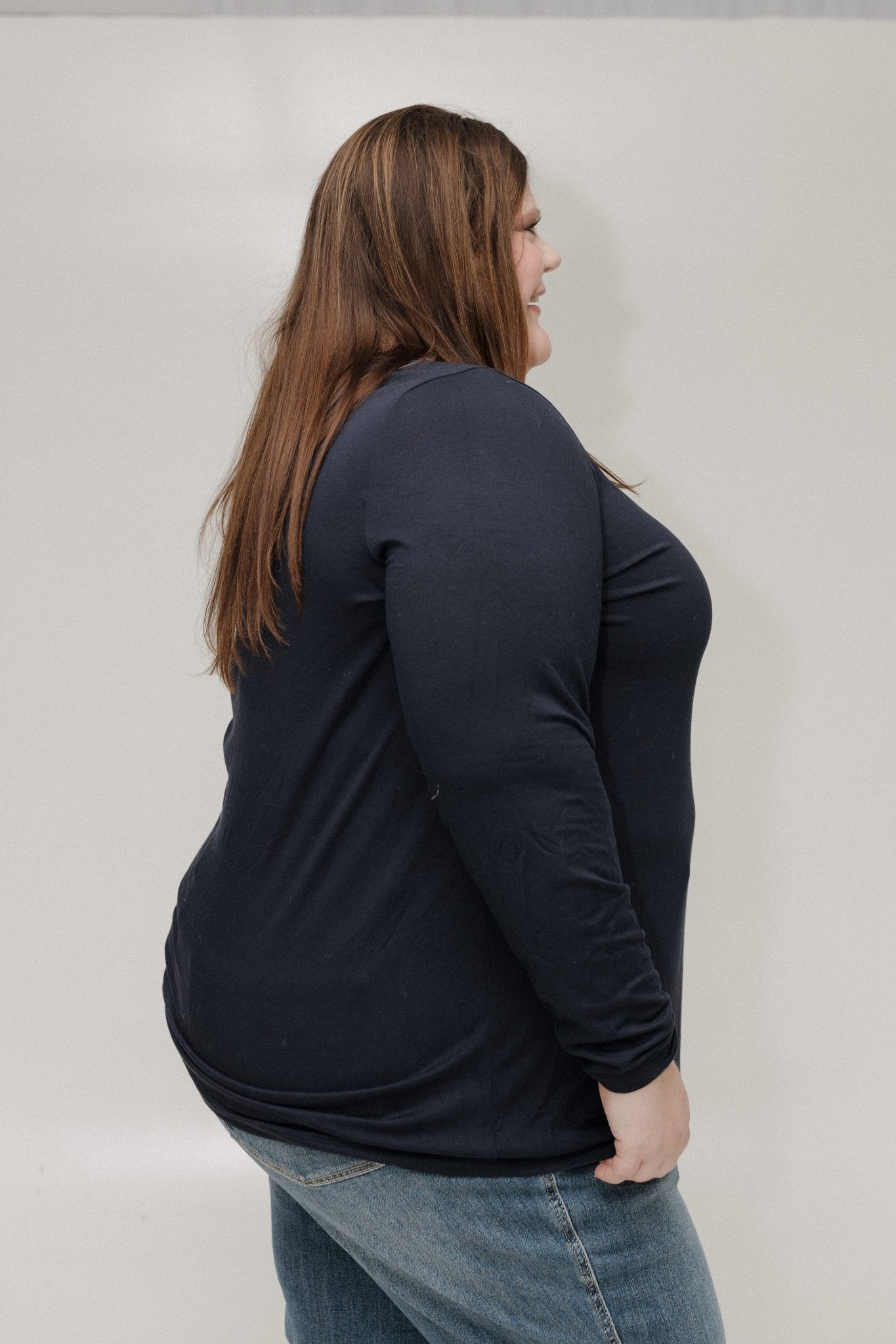 ESSENTIAL LONG SLEEVE V - NECK TEE IN DEEP NAVY - Love Marlow