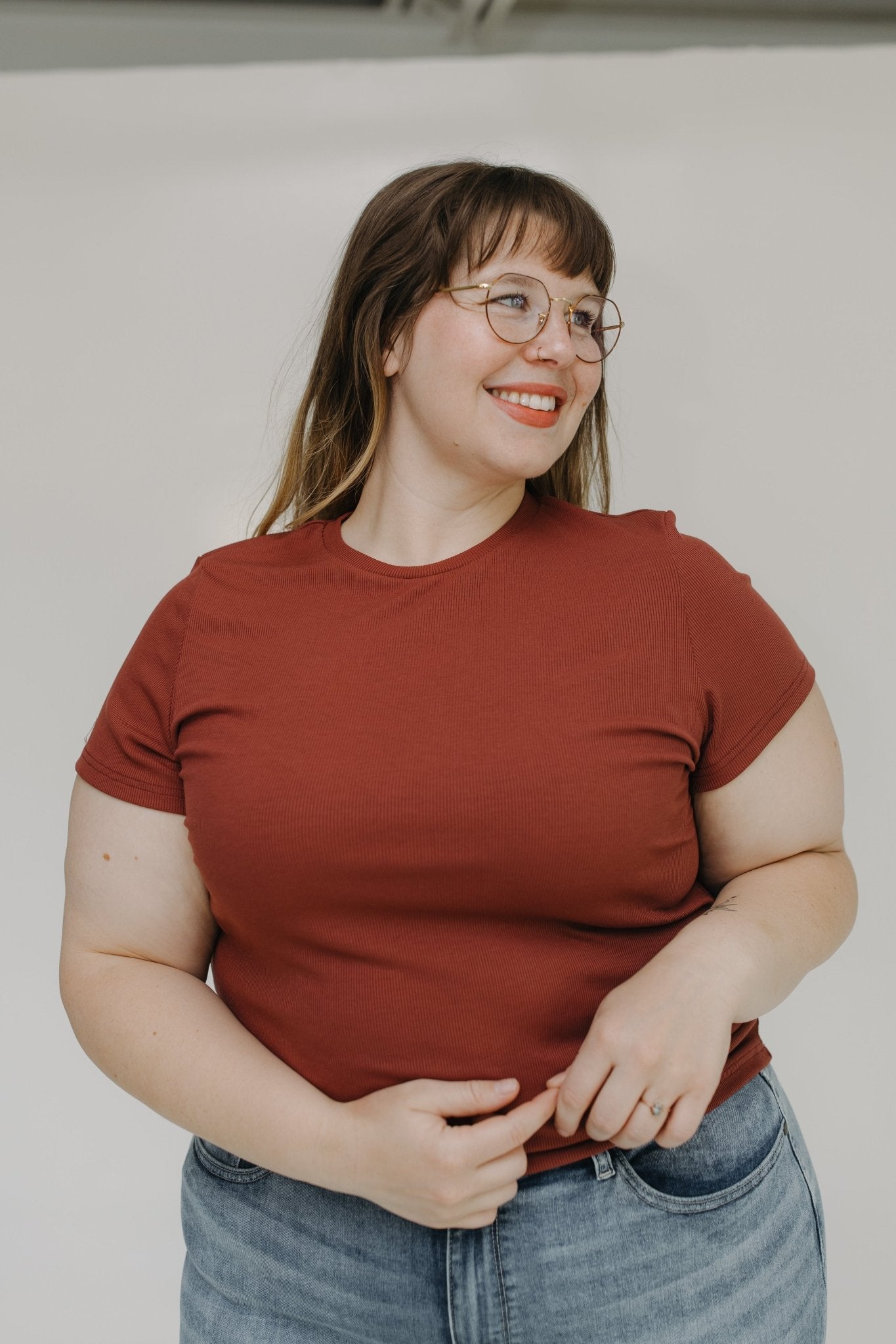 ESSENTIAL SHORT SLEEVE RIBBED CREW NECK TEE IN CINNAMON SLATE - Love Marlow