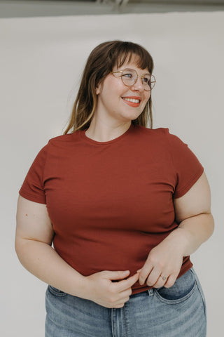 ESSENTIAL SHORT SLEEVE RIBBED CREW NECK TEE IN CINNAMON SLATE - Love Marlow