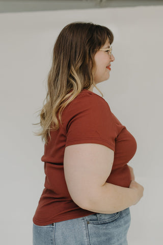 ESSENTIAL SHORT SLEEVE RIBBED CREW NECK TEE IN CINNAMON SLATE - Love Marlow