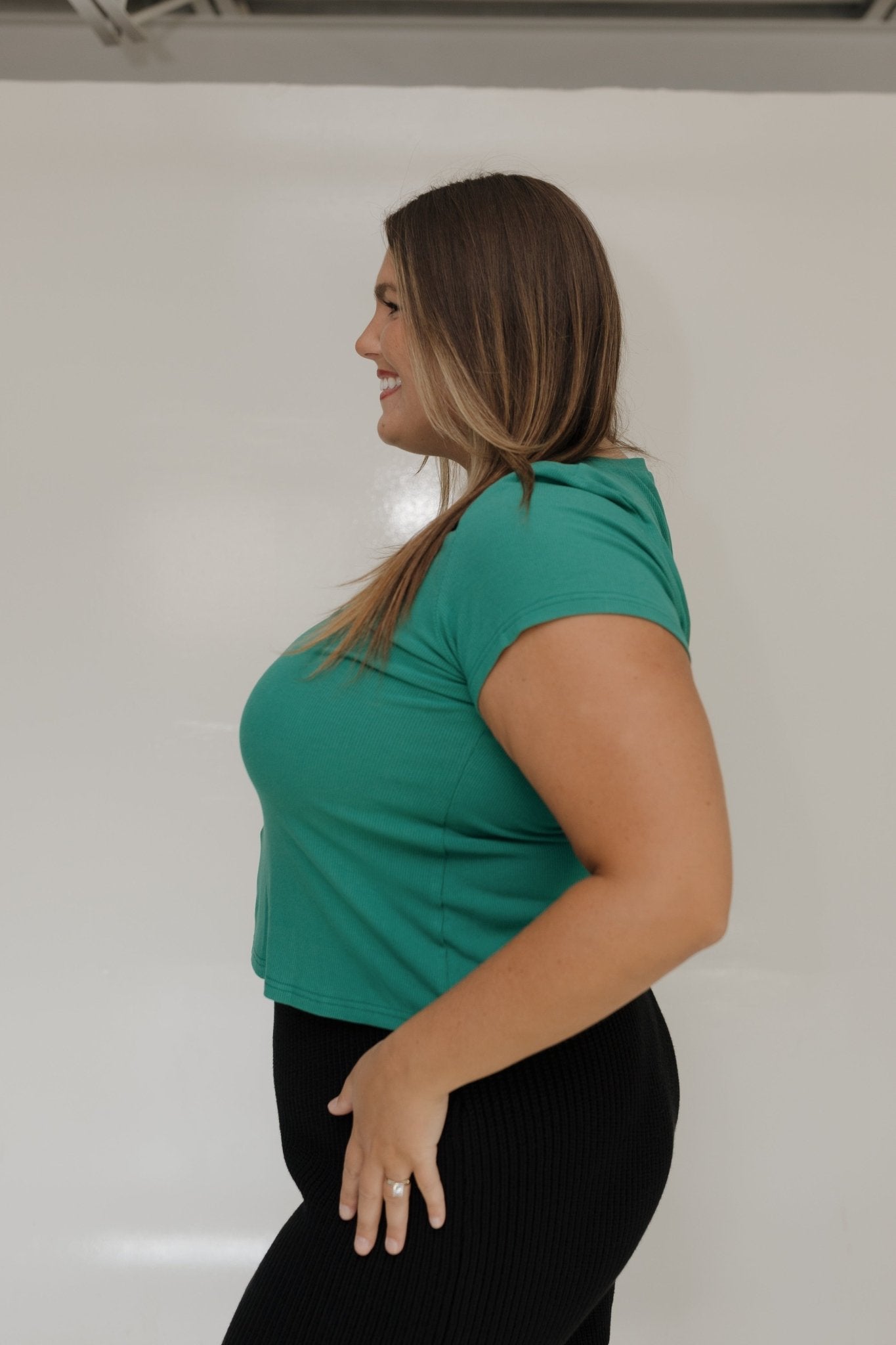 ESSENTIAL SHORT SLEEVE RIBBED CREW NECK TEE IN EMERALD - Love Marlow