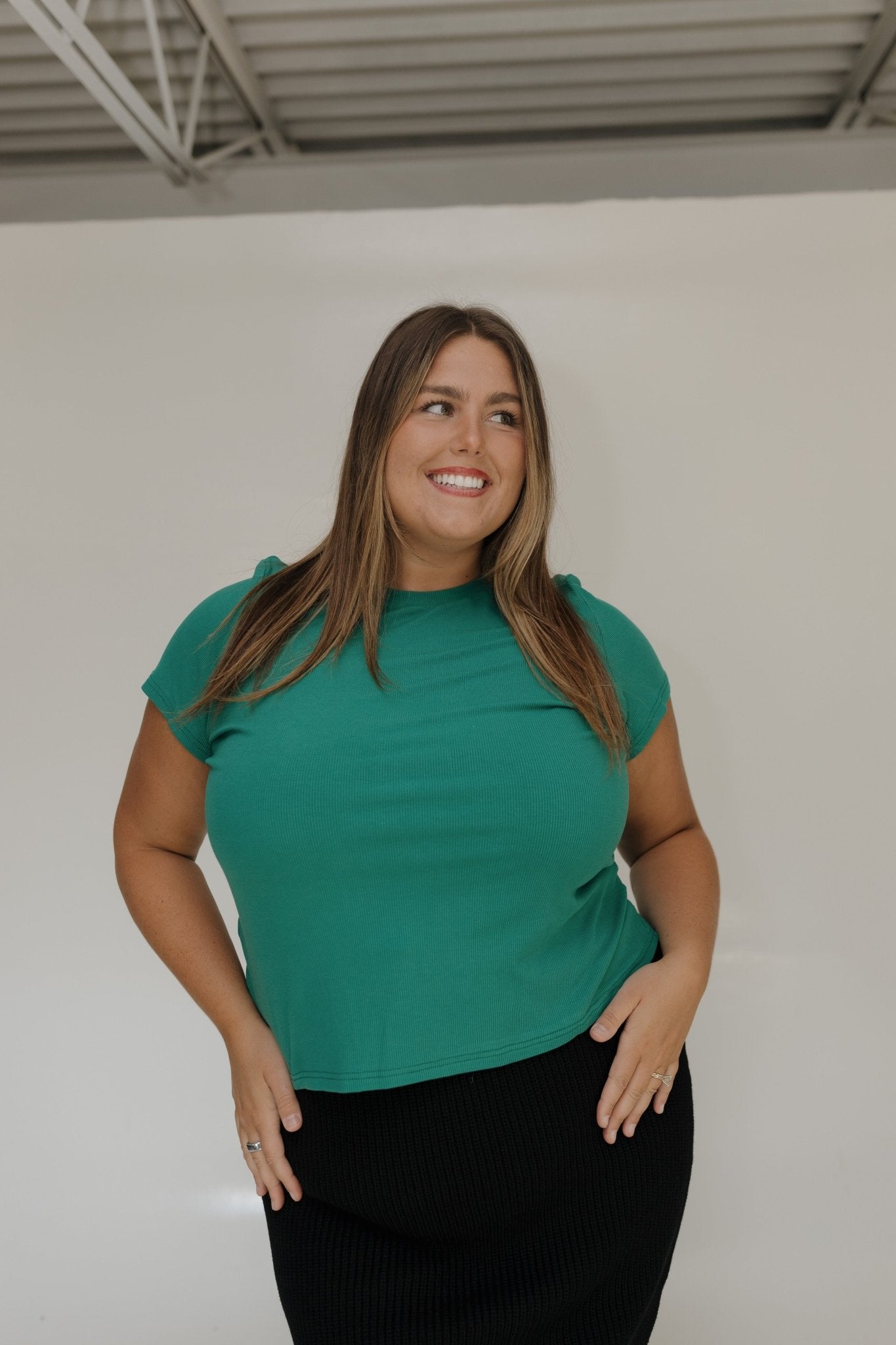 ESSENTIAL SHORT SLEEVE RIBBED CREW NECK TEE IN EMERALD - Love Marlow