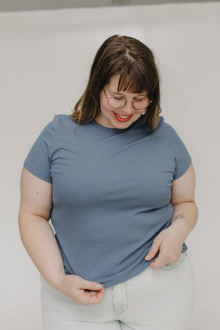 ESSENTIAL SHORT SLEEVE RIBBED CREW NECK TEE IN LAGUNA BLUE - Love Marlow