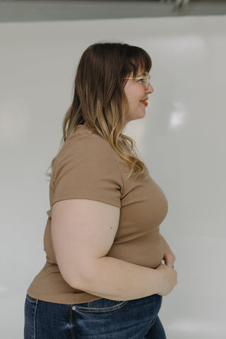 ESSENTIAL SHORT SLEEVE RIBBED CREW NECK TEE IN TOFFEE - Love Marlow