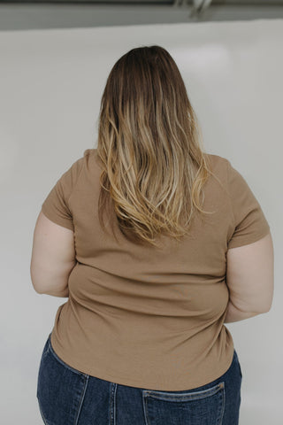 ESSENTIAL SHORT SLEEVE RIBBED CREW NECK TEE IN TOFFEE - Love Marlow