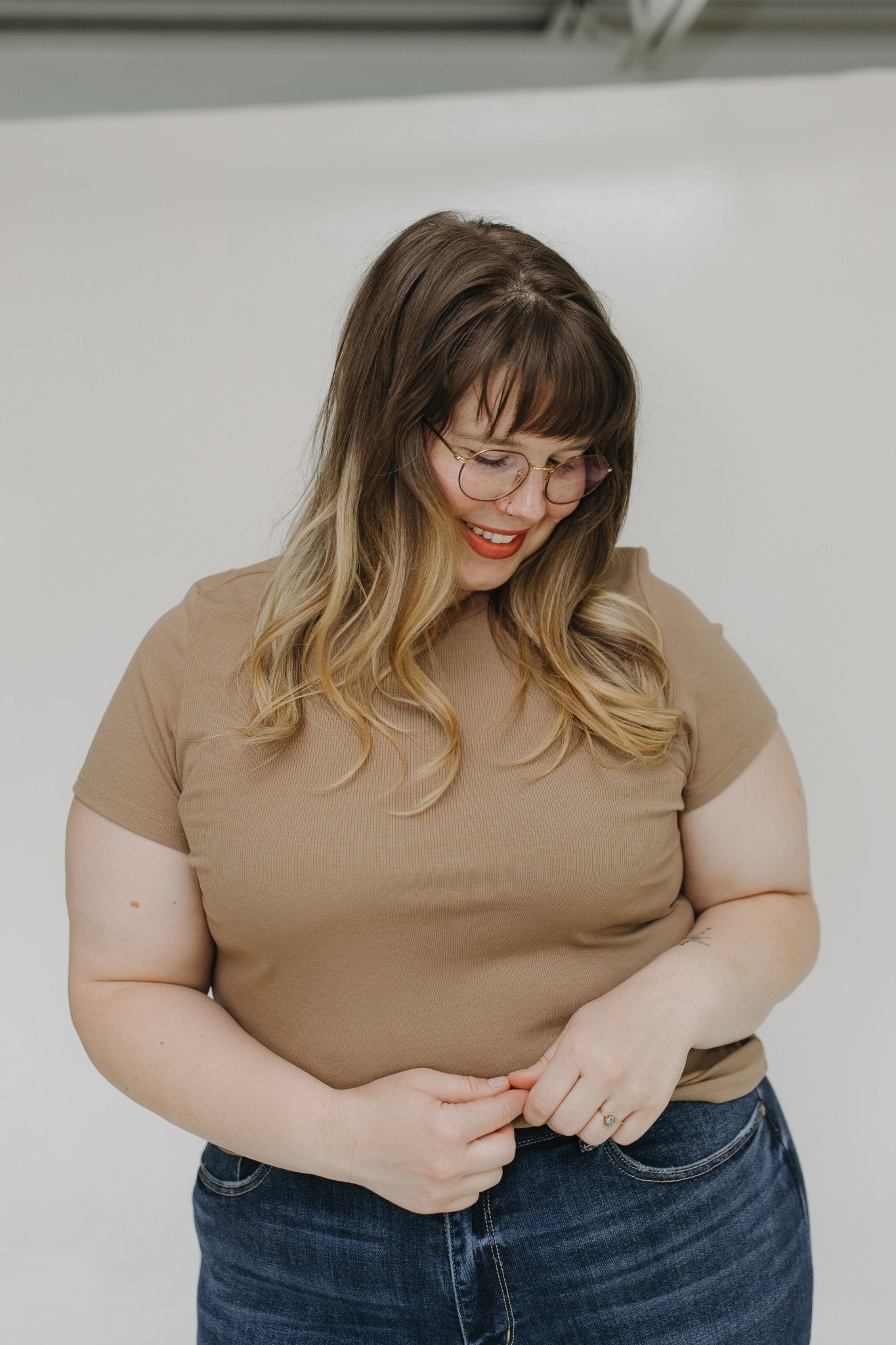 ESSENTIAL SHORT SLEEVE RIBBED CREW NECK TEE IN TOFFEE - Love Marlow