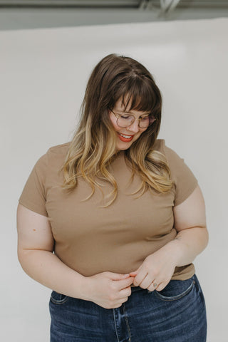 ESSENTIAL SHORT SLEEVE RIBBED CREW NECK TEE IN TOFFEE - Love Marlow