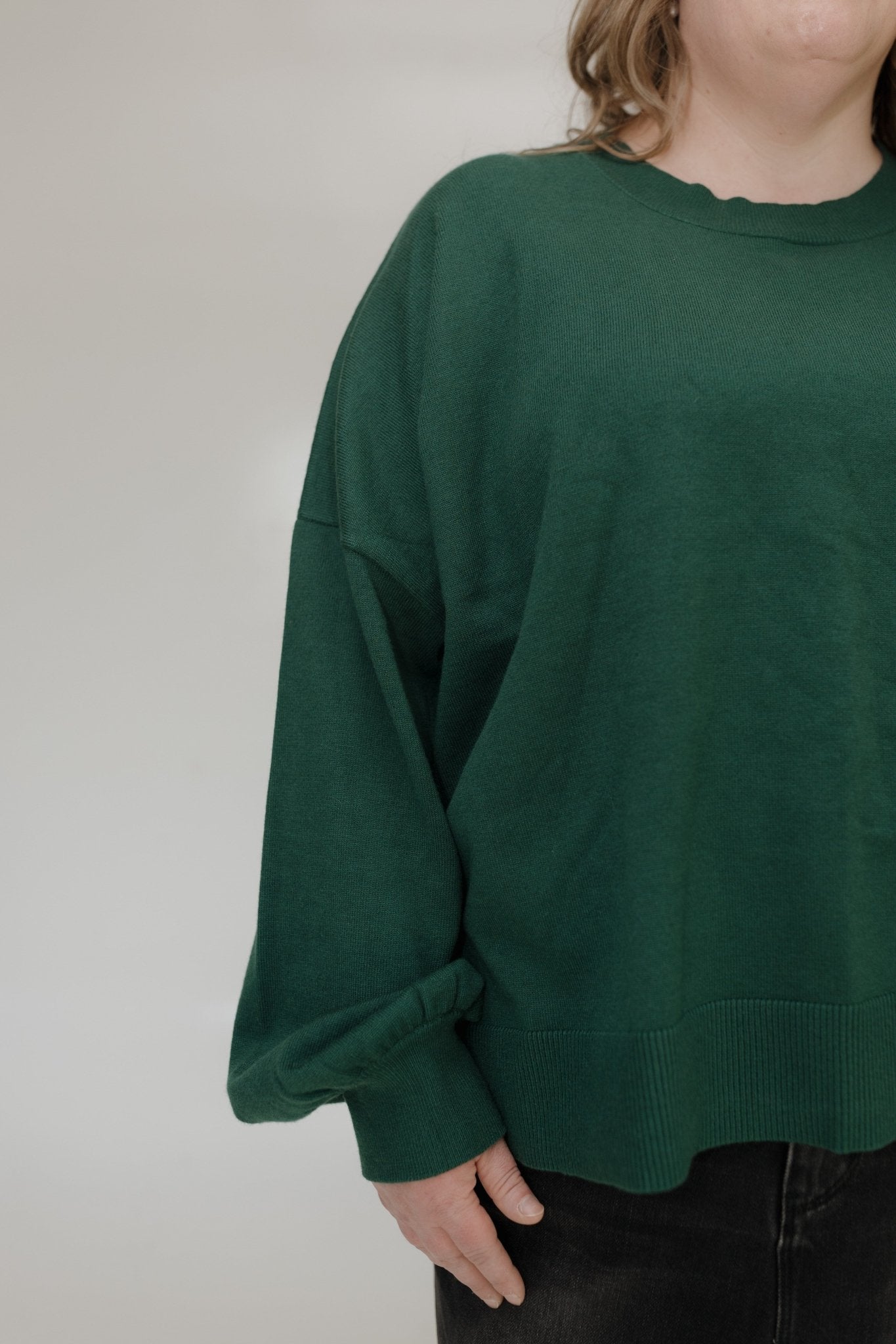 ESSENTIAL SWEATER WITH RIBBED HEM IN CUT EMERALD - Love Marlow