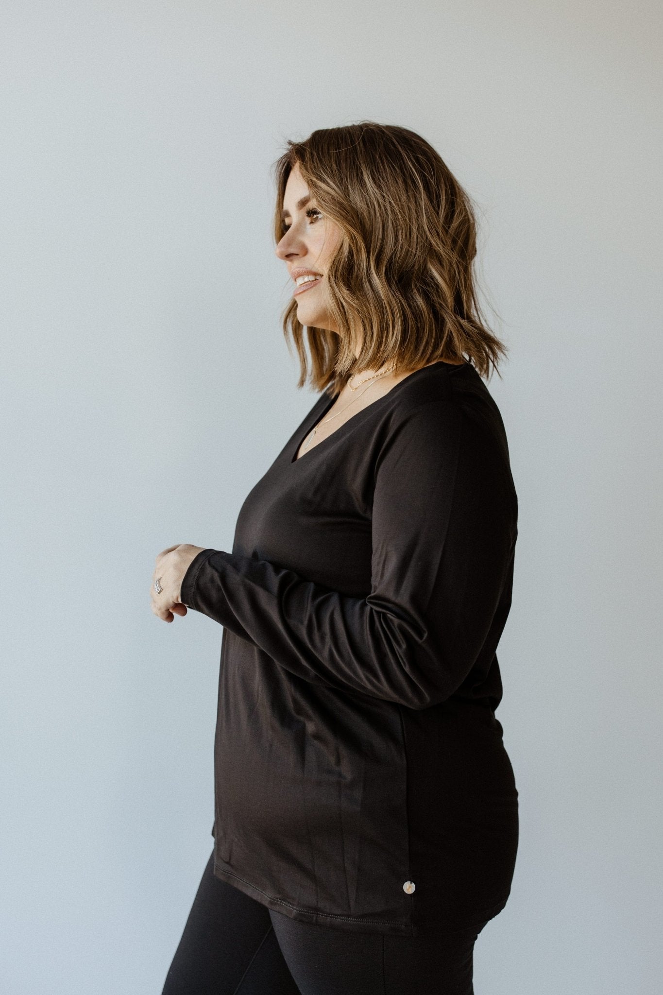 ESSENTIAL V - NECK LIGHTWEIGHT BLOUSE IN BLACK - Love Marlow