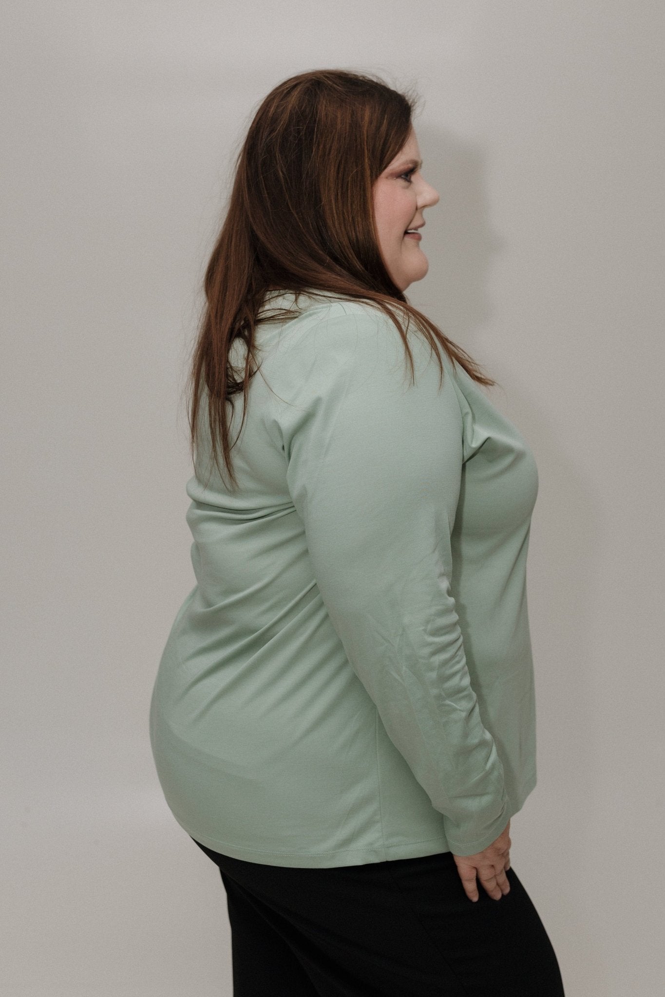 ESSENTIAL V - NECK LIGHTWEIGHT BLOUSE IN FROSTED JUNIPER - Love Marlow