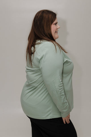 ESSENTIAL V - NECK LIGHTWEIGHT BLOUSE IN FROSTED JUNIPER - Love Marlow