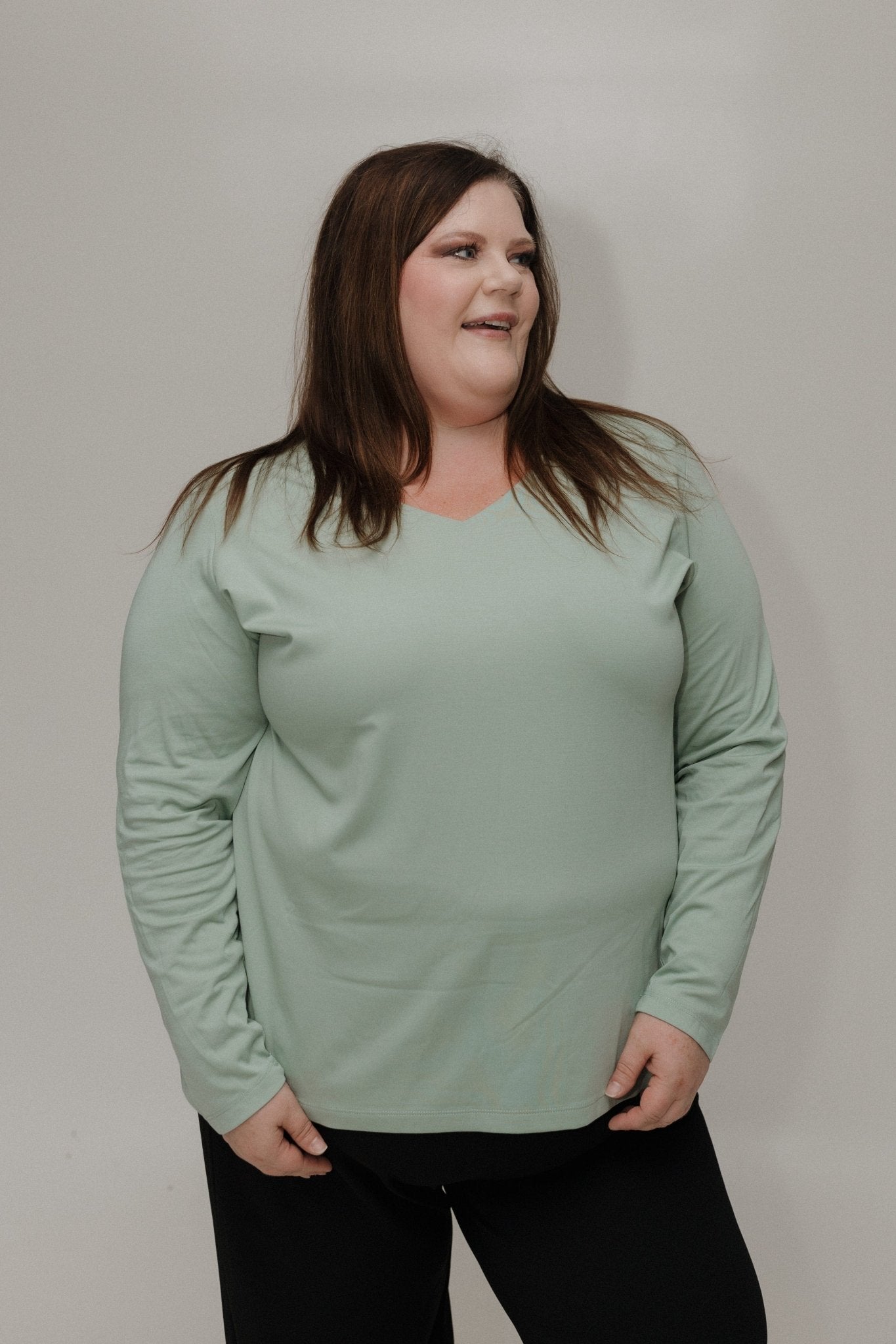 ESSENTIAL V - NECK LIGHTWEIGHT BLOUSE IN FROSTED JUNIPER - Love Marlow