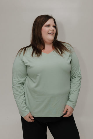 ESSENTIAL V - NECK LIGHTWEIGHT BLOUSE IN FROSTED JUNIPER - Love Marlow