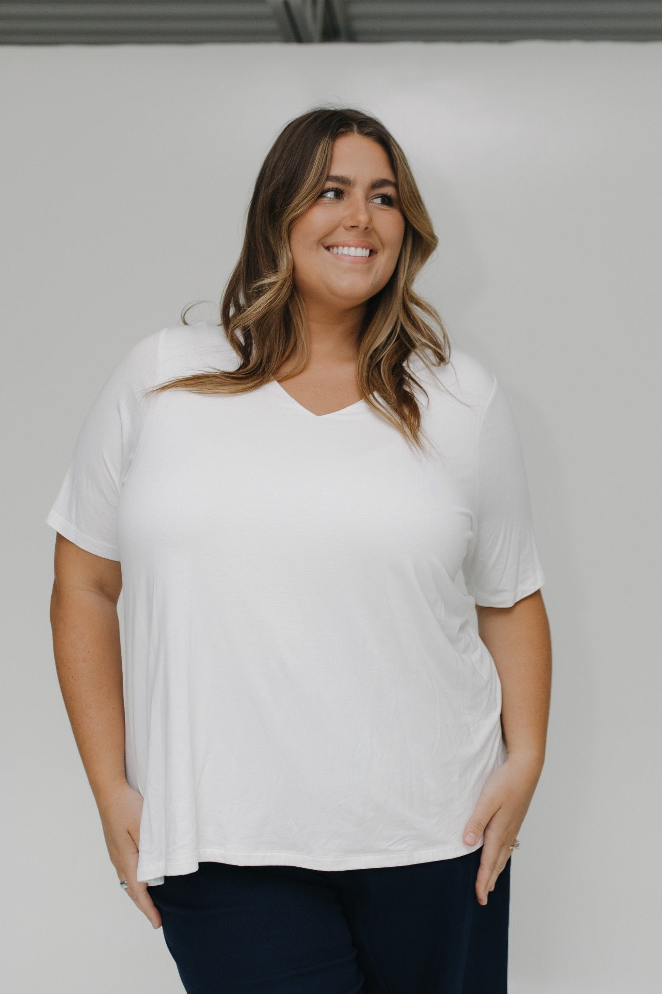 ESSENTIAL V - NECK TEE IN CLOUD - Love Marlow