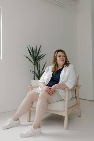 ESSENTIAL V - NECK TEE IN DARK HORIZON - Love Marlow