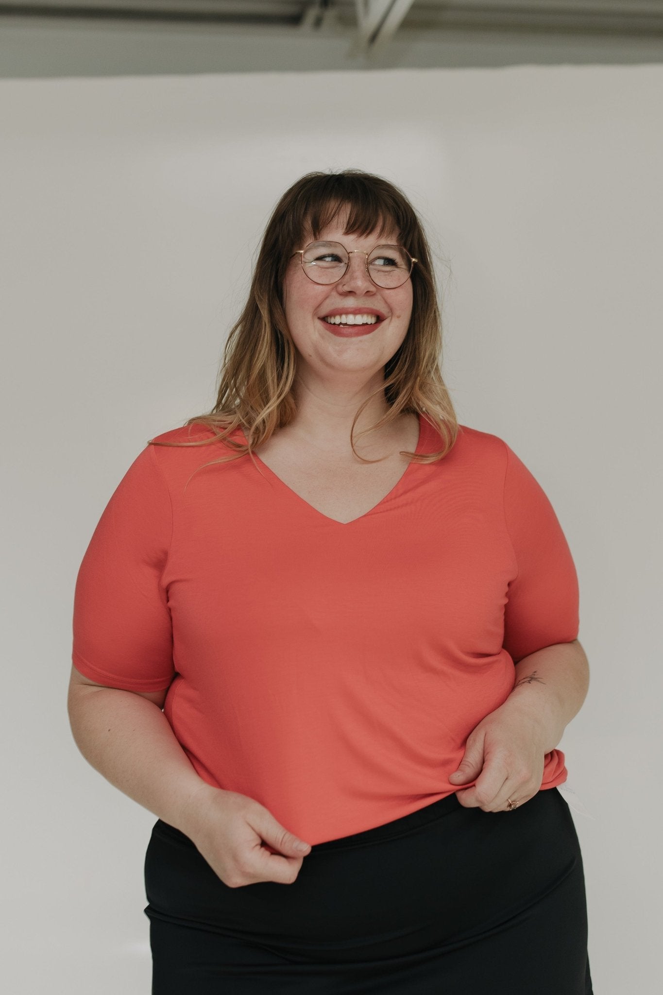 ESSENTIAL V - NECK TEE IN SANDÍA - Love Marlow